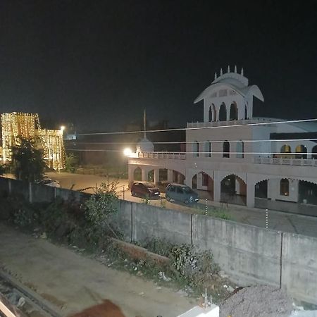 Hotel Jaipur In, Jatipura Parikrama Marg Near Mukharvind Temple Govardhan Zewnętrze zdjęcie