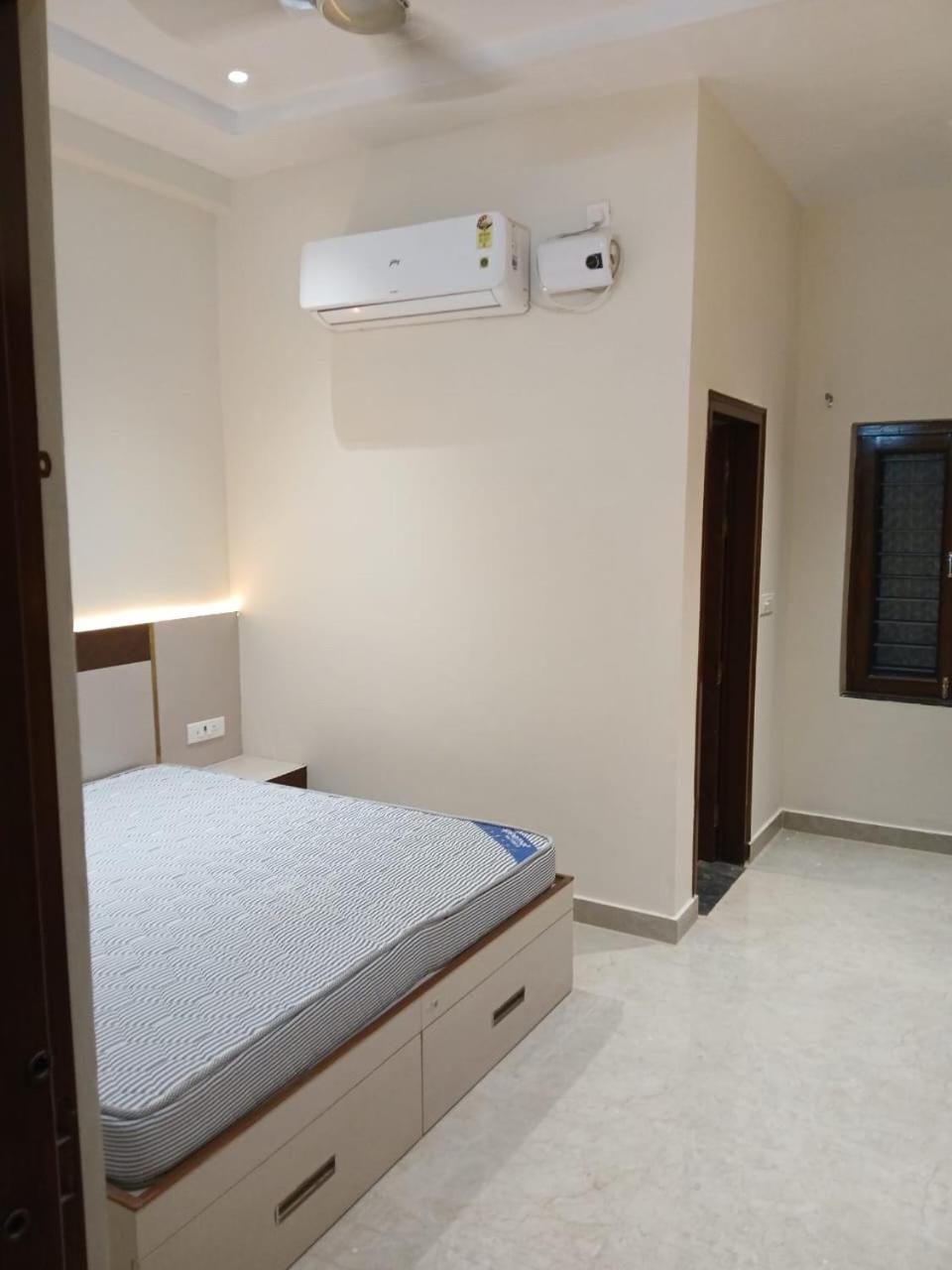 Hotel Jaipur In, Jatipura Parikrama Marg Near Mukharvind Temple Govardhan Zewnętrze zdjęcie